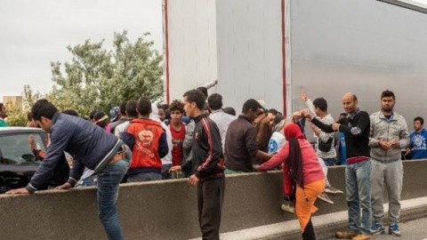 Anarhiștii și radicalii de stânga britanici îi ajută pe imigranții musulmani să treacă prin Eurotunel scandând ”Allah Akbar”
