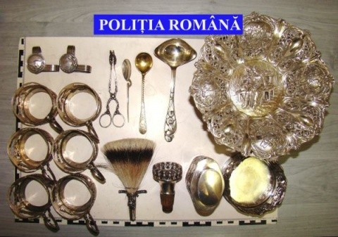 Poliţiştii au confiscat de la Târgul din Negreni obiecte din argint şi cărţi mai vechi de anul 1800