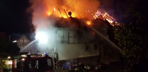 Neonaziștii germani fac jocurile imigranților musulmani. Au dat foc unui cămin cu muncitori est-europeni creștini (Video)
