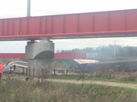 Un tren de pasageri a deraiat în Franța şi a fost cuprins de flăcări. Poliția exclude pista teroristă