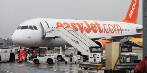 Mesaje ”Allah Akbar” în arabă descoperite pe avioane în aeroporturi franceze. Mai ai curajul să zbori în Europa?