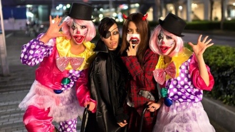 Vezi cât de malefic sunau invitaţiile de Halloween pentru cluburile bucureştene. „Un concert ce îţi va da fiori pe sira spinarii! Vei fi blestemat la distractie la cea mai autentica petrecere de Halloween din capitală!”