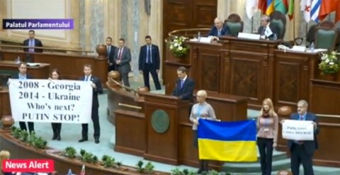 Parlamentarii ucraineni au făcut circ cu bannere și mesaje transmise lui Putin în Senatul României