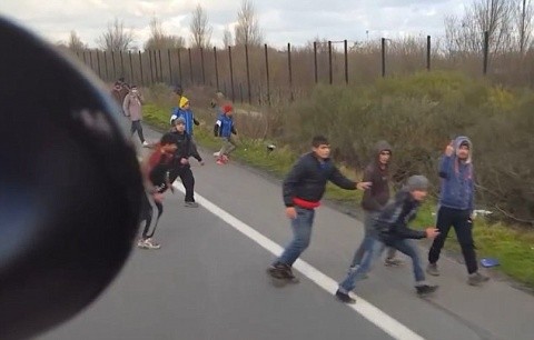 Un șofer ungur de TIR fugărește cu camionul refugiații musulmani pe autostradă la Calais (Video)
