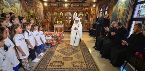 PF Daniel a împărțit daruri de Crăciun pentru copiii de la Centrul social ”Patriarhul Iustinian Marina”