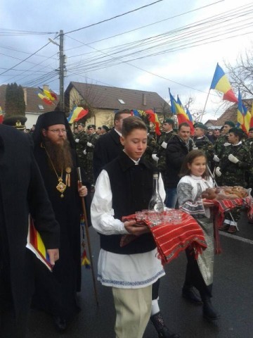 Vezi imagini cu românii de 1 Decembrie de la Târgu Secuiesc care urmau să fie aruncați în aer de teroristul secui dacă atentatul nu era prevenit