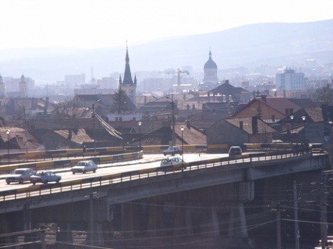 Doi țigani au atacat o femeie pe podul Gării de la Cluj-Napoca. Au bătut-o încercând să fure poșeta