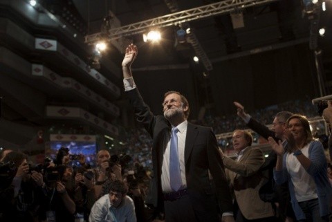 Premierul spaniol Mariano Rajoy a fost lovit cu pumnul în față de un băiat la un miting electoral. Minorul a fost arestat