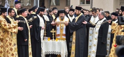 BOR ridică o cruce în fața clubului #Colectiv. Parastas la 40 de zile