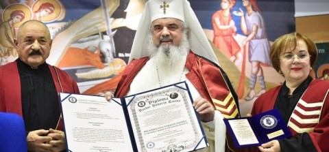 Patriarhul Daniel a primit titlu de Doctor Honoris Causa al Universităţii Titu Maiorescu: „călăuză spirituală pentru identitatea, demnitatea și afirmarea românilor în lumea de azi”