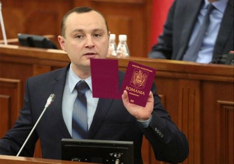 Deputatul basarabean care a rupt Harta României Mari și-a rupt și pașaportul românesc: ”oricum expirase și trebuie să mi-l schimb”