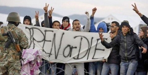 „Deschideți sau muriți” e mesajul refugiaților musulmani primiți de Angela Merkel cu brațele deschise la granița Europei