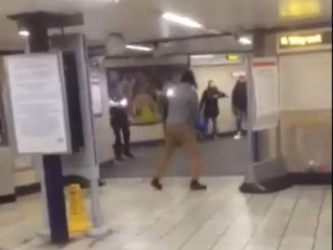 Atac cu maceta la metroul din Londra: „Asta e pentru Siria” (Video)