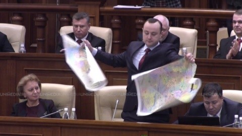 În timp ce Cioloş persecută BOR, un deputat a rupt harta României Mari în plenul Parlamentului moldovean