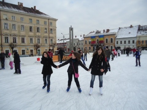 Azi e intrare liberă pe patinoarul din Piaţa Unirii din Cluj-Napoca