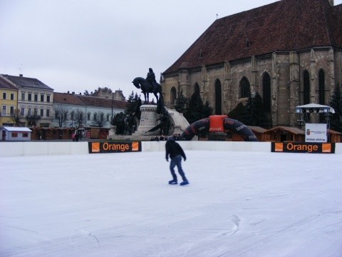Intrare gratuită la patinoarul din Piaţa Unirii