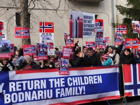 300 de persoane au protestat la Ambasada Norvegiei din București împotriva statului norvegian care a confiscat copiii unei familii creștine