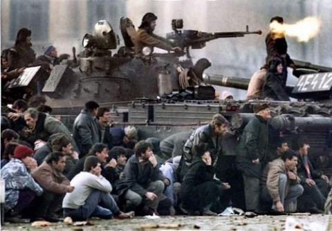În toate bisericile ortodoxe din ţară vor fi pomeniţi eroii din decembrie 1989