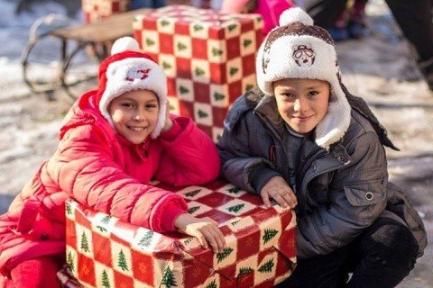 Un camion de daruri de la creștini, pentru copiii rromi din Pata-Rât