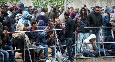 Trai pe taxele românilor! Câţi bani vor primi refugiații care ajung în România