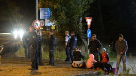 Austria a suspendat acordul Schengen. Turiștii europeni vor prezenta un act de identitate la graniță