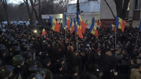 Pro-românii lui Năstase și pro-rușii lui Usatîi au bătut palma să dea jos guvernul legal de la Chișinău