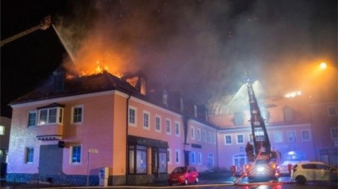 Nemții au aplaudat că a luat foc o clădire pentru imigranți musulmani