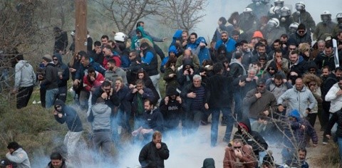 Violențe în Kos. Grecii se lupta cu poliția. Nu vor tabere de refugiați musulmani pe insulă (Video)