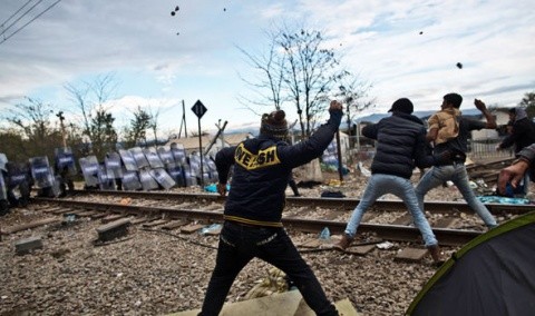 33.000 de migranţi imigranți musulmani sunt blocați la granița cu macedoni: Vrem să plecăm (în Europa)!