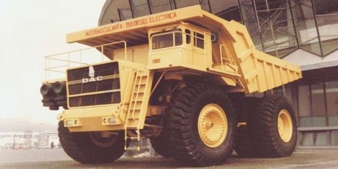 Un „dinozaur” românesc pe cale de dispariție: supercamionul românesc „DAC 120 DE”