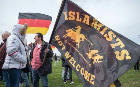 Imigranții se ucid între ei. Un centru de azilanți în flăcări din Bavaria blocat de nemți să nu ajungă pompierii