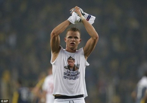 Fotbalistul rus care a purtat tricoul cu chipul lui Putin la Istanbul, desființat la revenirea în Rusia