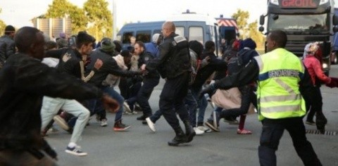 Violențe în Franța. Șapte naționaliști au bătut refugiații musulmani cu bare de metal