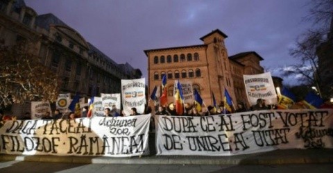 Protest în Piața Universității: Pentru noi, declarațiile lui Iohannis au fost o imensă trădare: ”Nu ești președintele nostru!”