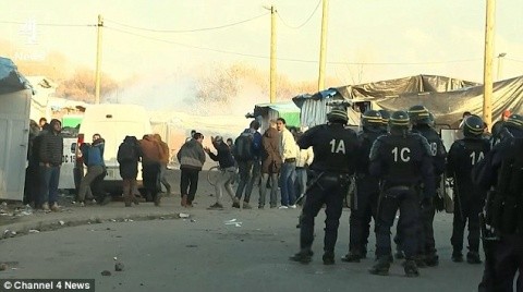 Evacuare violentă a Junglei de la Calais. Ciocniri și gaze lacrimogene cu imigranții musulmani