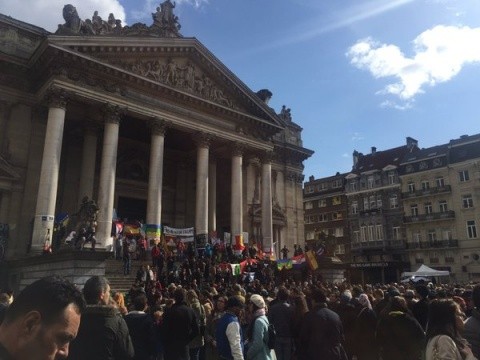 Ciocniri violente la Bruxelles! Radicali de dreapta loviți de anarhiștii de stânga ce susțin imigranții islamiști din Belgia (Video)
