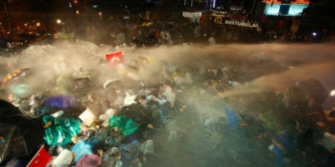 Proteste violente la Istanbul. Erdogan închide un ziar cu gaze lacrimogene, tunuri cu apă și bastoane