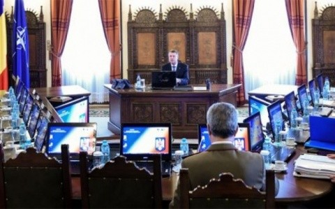 Iohannis încalcă Constituția. Ordonanța interceptării românilor adoptată de Guvernul Cioloș și CSAT. SRI devine organ de cercetare penală