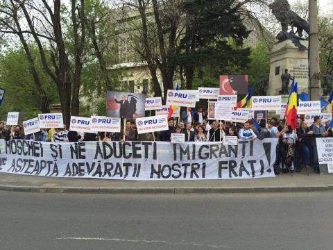 Protest PRU la Cotroceni împotriva mega-moscheii: Suntem creștini, nu permitem islamizarea țării!