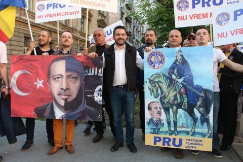 Bucureștenii au participat la Marșul Creștinătății organizat de PRU împotriva mega-moscheii