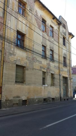 O clădire din zona semicentrală a  Clujului arată jalnic. Cade tencuiala!