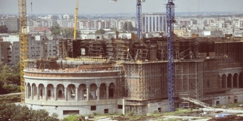 Eu nu cred că Dumnezeu preferă lemnul și spațiile mici!