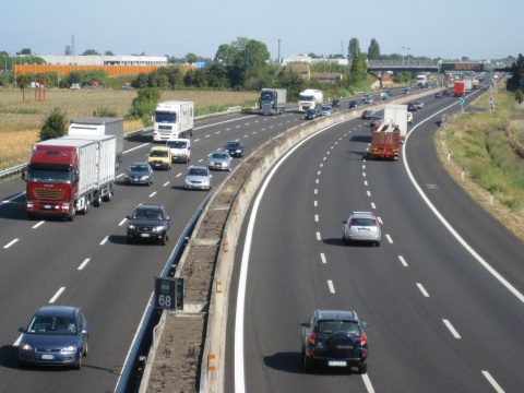INS: România avea 86.080 de kilometri de drumuri publice, din care 747 kilometri de autostrăzi, în 2015