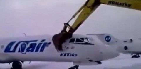 Un rus supărat distruge cu excavatorul un avion pentru că a fost concediat