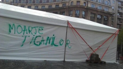 Rasism la București! Un cort vandalizat cu mesaje împotriva țiganilor în Piața Universității