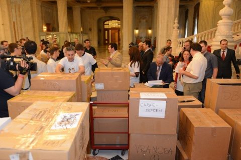 3.000.000 de semnături pentru familia tradiţională. Au spus NU căsătoriilor gay
