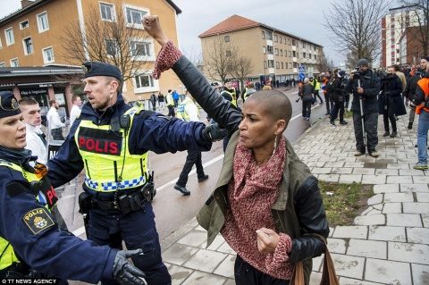 O femeie de culoare a sfidat cu pumnul comunist o manifestație de 300 de naziști în Suedia. „Nu mi-e frica de ei”
