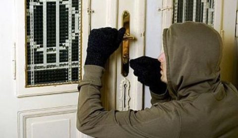 Tineri reținuți și arestați pentru furturi din locuințele clujenilor