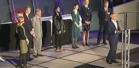 Liderul extremei-drepte Britain First i-a întors spatele primarului musulman al Londrei, când și-a susținut discursul victoriei (Video)