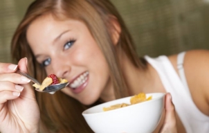 Meniu de o zi ca sa slabesti: mic dejun, pranz, gustare si cina care nu depasesc 1.300 de calorii